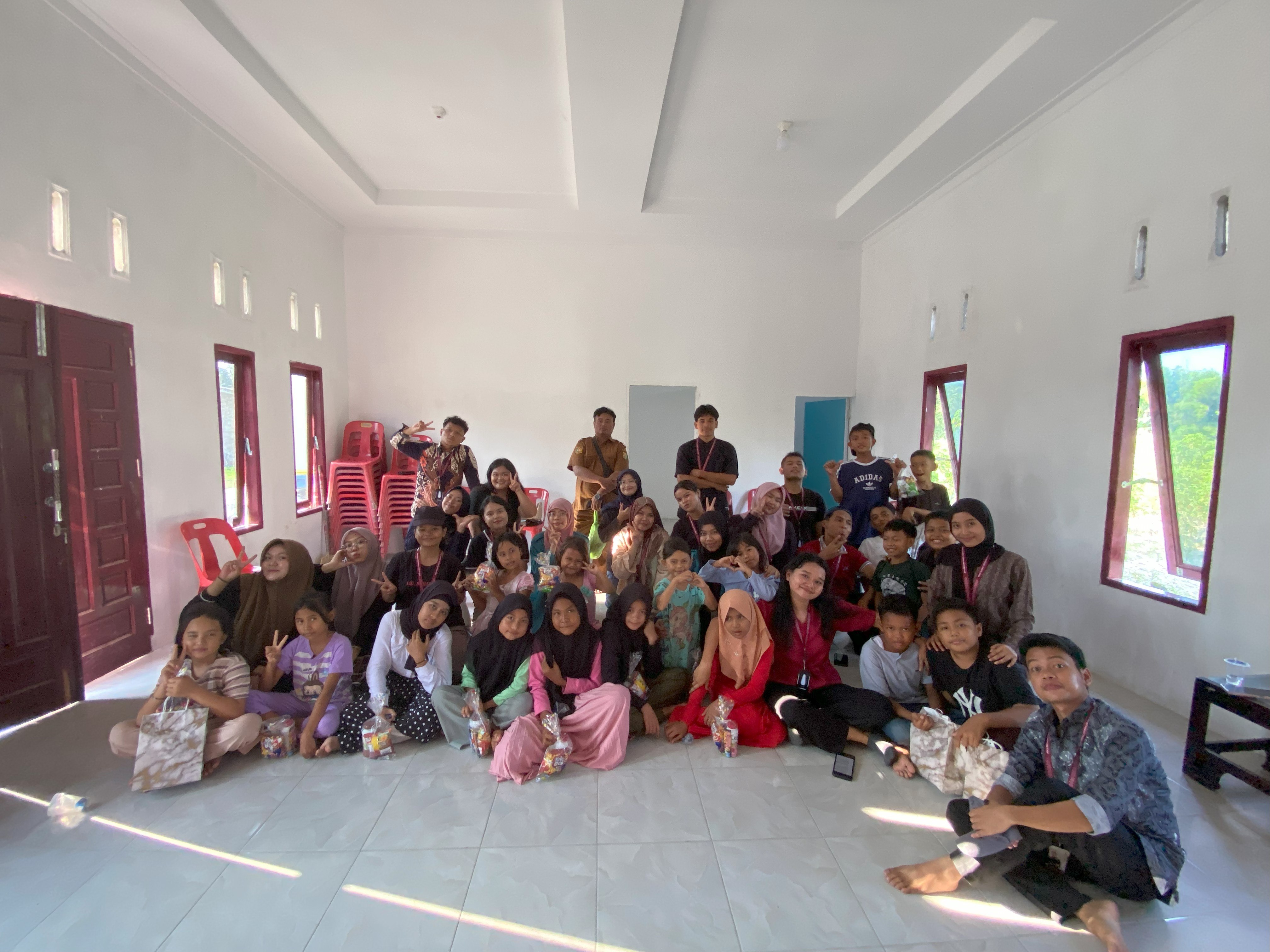 Foto bersama Mahasiswa KKN UNIMED 2025 dan anak-anak Desa Bengkel setelah Pelaksanaan Proker Nonton Bareng Film Edukasi 